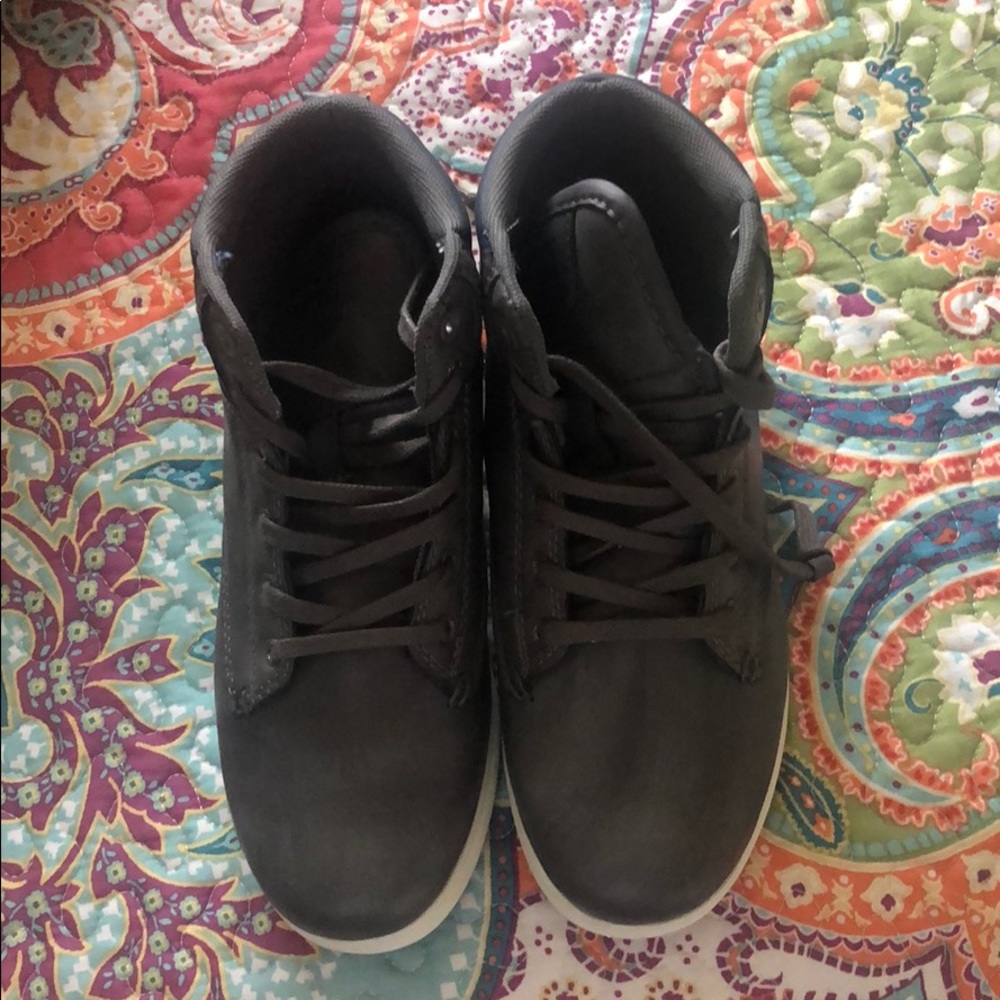 Levi’s kids size 3 high top shoe